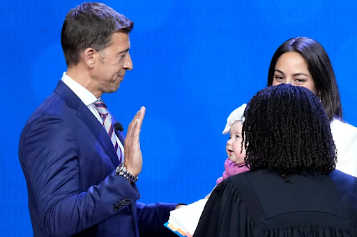 Image of newly elected Secretary of State Alexi Giannoulias being sworn in.