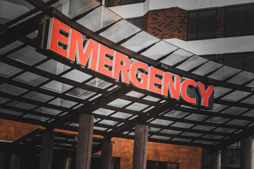 Photo: a hospital Emergency room sign